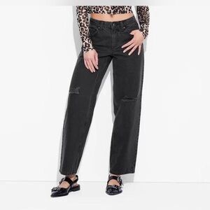 NWT Wild Fable Distressed Jeans. Mid rise 90s relaxed straight. Size 10L